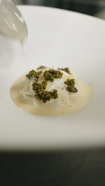 Signatuurgerecht van Michaël Vrijmoed.

Als inktvisfan is dit voor mij een absolute topdish. De textuur die hij krijgt door de inktvis kort sous-vide te garen, is iets wat ik nog niet eerder ervaren heb. Samen met een prachtige dashi beurre blanc en de zuren van de yuzu: een schot in de roos.

Btw, Michaël is niet alleen een topkok, maar heeft ook een nuchterheid die je zelden tegenkomt. Daarnaast heerst er bij het hele team een heel ongedwongen sfeer, waardoor het er heerlijk aangenaam vertoeven is.