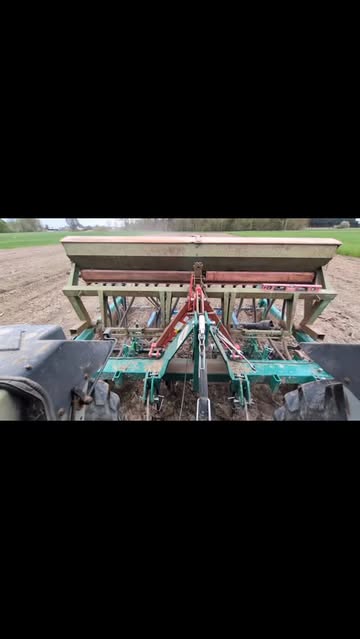 Onze oude zaaimachine is op de Turiel Dammkultur machine geplaatst. Op die manier kunnen we straks schoffelen ipv herbiciden te spuiten in onze granen.
en zijn we weer een stapje dichter richting bio akkerbouw!
#turieldammkultur
#hoftendormaal