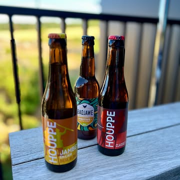 🌾🍻 Ce qu'on aime dans la bière ? Ce qu'elle déclenche.
Des conversations qui s'allongent. Des chaises qui se rapprochent. Des fins de repas qui n'en finissent pas. Merci a nos chouette brasseur @brasseriehouppe @labadjawebio

À Bossimé, il paraîtrait qu’un certain Pierre brasserait même de la bière dans son garage… Mais il y a des choses que l’on ne peut pas dire. 🤫
Journée internationale de la bière oblige : ce week-end, prenez le temps. On s'occupe du reste. 🍻
#houppe #bièrelocale