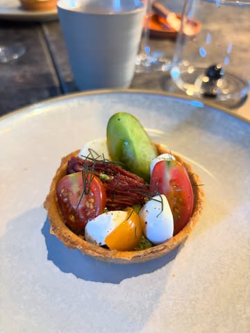 Un moment à nous, loin du quotidien 🙌🏼 @maillard8050

Un service incroyable, sans la moindre fausse note. Une place face à la cuisine, avec pour seul spectacle la danse du service du soir… De l’entrée jusqu’à la fin, tout est réglé au millimètre, et c’est tellement beau à voir ✨👨🏼‍🍳

Merci pour ce moment hors du temps, pour ce menu, pour les émotions et pour cette parenthèse que l’on aurait aimé prolonger encore un peu 🤍 @bossimefermegastronomique @ludovic_vanackere_bossime