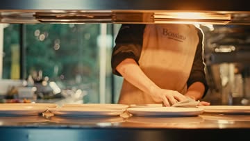 Un restaurant est l’un des rares endroits où nous prenons encore le temps de nous asseoir face à face pour parler, rire et partager.

À Bossimé, nous voulons que vous repartiez en vous disant que vous avez bien mangé. Mais surtout : “Qu’est-ce que nous avons passé un bon moment.”

Un déjeuner, un dîner, une célébration ou un rendez-vous professionnel : choisissons à nouveau le temps d’être ensemble.