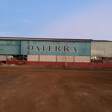 Retour au Brésil pour cette journée formidable passée à la Fazenda Daterra. Un accueil sur mesure pour nous présenter les plantations, l'usine de traitement à la pointe, mais surtout les défis pour la production future de specialty coffee. Une entreprise ou l'humain et le développement durable sont au cœur des enjeux de demain.
Merci @daterracoffee @gabrielagrelli @pambaldessini 💚