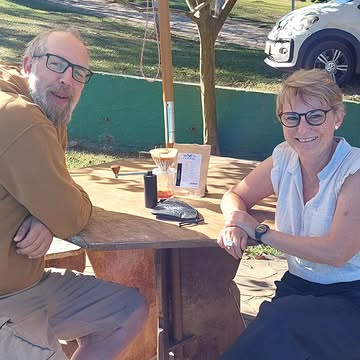 Retour sur notre coffee trip au Brésil où nous avons eu la chance de croiser la route de notre collègue et ami belge, Devid de @mooncoffee_store et sa famille pendant 2 jours. Devid ne se déplace jamais sans son kit "café Moon du matin".
Partage d'une passion et d'un metier commun, c'est précieux !
@mooncoffee_store
@cafes_jjlooze