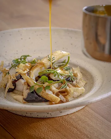 Les saveurs du lapin aux pruneaux
Râble rôti au sautoir, purée de cerfeuil tubéreux, la cuisse grillée puis confite, marmelade de pruneaux et jus simple.

N’hésitez pas à consulter l’ensemble du menu et à réserver votre table sur notre site : www.lagrappedor.com

📷 : @graphisteriegenerale

#arlon #restaurant #gastronomie #luxembourg #lagrappedor