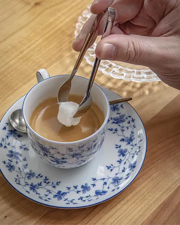 À La Grappe d’Or, l’expérience se prolonge jusqu’aux derniers instants. Cafés de spécialité, thés de haute culture ou infusions de plantes fraîches accompagneront la fin de votre repas.

📷 : @graphisteriegenerale