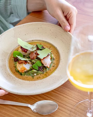 Langoustine de la Mer du Nord
Rôtie, légèrement fumée, ragoût de haricot plat, coulis de petits pois, sauce vierge aux cerises Mirabio.

Réservez votre table sur notre site : https://lagrappedor.com/reserver/

Photos : @graphisteriegenerale

#arlon #restaurant #gastronomie #luxembourg #lagrappedor