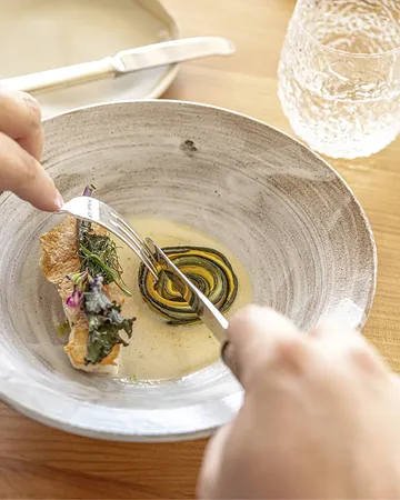 North Sea Chefs Power

Turbot sauvage de la mer du Nord, cuisson à l’étouffée, algue nori, courgette au beurre, bouquet garni, beurre blanc au champagne et shiro miso.

N’hésitez pas à consulter l’ensemble du menu et à réserver votre table via le lien dans notre bio.

Photos : @graphisteriegenerale

#arlon #restaurant #gastronomie #luxembourg #lagrappedor
