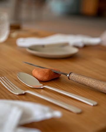 Derrière la sobriété de nos tables se cache le travail sur mesure de mains passionnées et de talents d’exception.

💻 Réservez votre table via le lien en bio.

#lagrappedor #artisanat #gastronomie #arlon #luxembourg