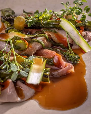 Cochon de la Bergerie d’Acremont
Cuit au sautoir, asperge verte grillée, coulis d’herbes, sauce barbecue, jus corsé.

Réservez votre table sur notre site : https://lagrappedor.com/reserver/

Photos : @graphisteriegenerale

#arlon #restaurant #gastronomie #luxembourg #lagrappedor