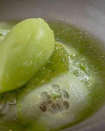Inspiré de l’Aguachile
Filet de maquereau mariné, concombre, citron, relish, sorbet concombre, jus vert, épeautre d’Ardenne à la menthe.

✻ Réservez votre table sur notre site : https://lagrappedor.com/reserver/

Photos : @graphisteriegenerale