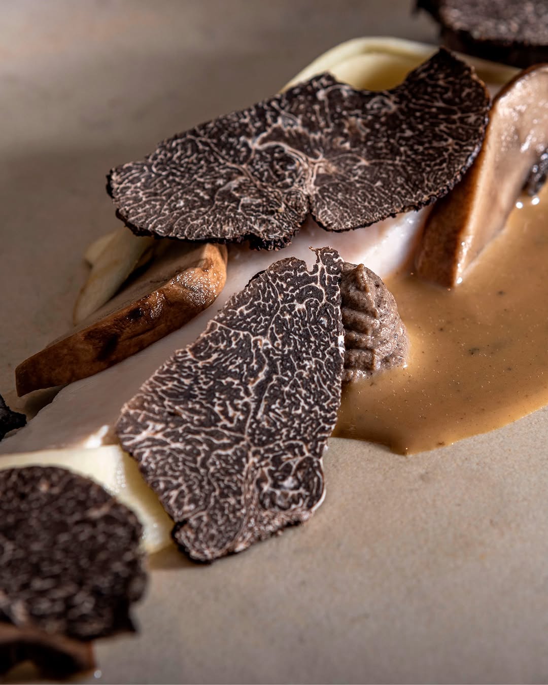 À la Grappe d’Or, l’automne s’invite dans vos assiettes !

Des saveurs boisées, généreuses et réconfortantes qui mettent à l’honneur le travail de la terre et le savoir-faire de notre cuisine.

N’hésitez pas à consulter l’ensemble du menu et à réserver votre table sur notre site : https://lagrappedor.com/reserver/

Photos : @graphisteriegenerale