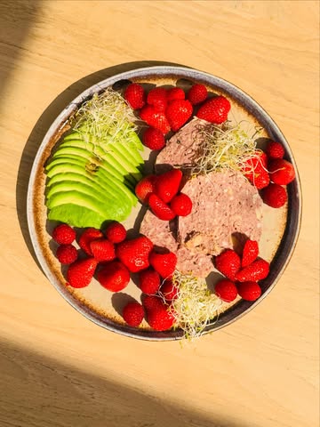 Just a pretty little plate for a pretty little morning🥑🌞 #goodmorningsunshine #sharingiscaring

Shoutout to @domainelafalize for these beautiful, juicy strawberries — they made the plate 💕🍓 #localgoodness #organicfarming #youmademyday
