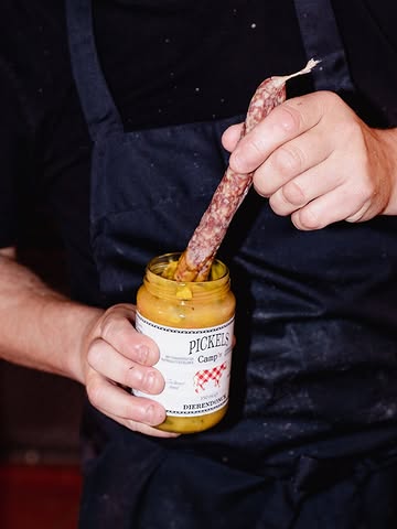 Pickles by Camp’s. Dat is ambacht in een potje.

Gemaakt volgens ons eigen recept, zoals dat in de keuken van elke goede beenhouwer gebeurde. Zorgvuldig geselecteerde groenten, traag ingelegd tot elke hap bol staat van karakter.

Proef de traditie, voel de passie. Perfect bij charcuterie, BBQ of als frisse side.

Knapperig, fris, een prikkelende toets bij elk bord.

#huisbereid #pickles #bycamps #dierendonck #smaak #vleesvriend #ambacht #passie
