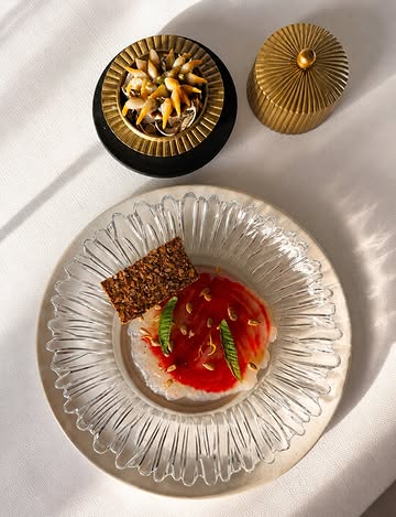 Een van de zomergerechten op het menu: langoustinecarpaccio met een tarteletje van kokkels en inktvis.

De natuurlijke zoetheid van de rauwe langoustine wordt mooi in balans gebracht door de zilte, jodiumrijke smaken van de kokkels en de inktvis. Een gerecht waarin twee gezichten van de Noordzee samenkomen, helemaal in het teken van de zomer.

Kom het proeven zolang het op de kaart staat.

_____________________

One of the summer dishes on the menu: langoustine carpaccio with a tartelette of cockles and squid.

The sweetness of the raw langoustine is balanced by the iodine-rich salinity of the cockles and squid. A plate built on contrast, bringing together two expressions of the North Sea in a way that feels unmistakably seasonal.

Come and taste it while it lasts.

#Willemhiele
#MichelinStar
#Worlds50best