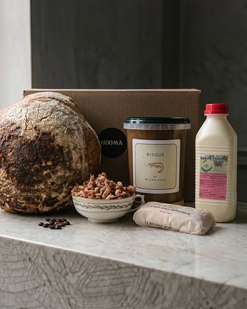 Met de Hooma Food Box brengen we het beste van de regio samen in één culinaire beleving. Een zorgvuldig samengestelde selectie van dagverse kwaliteitsproducten, bereid en geselecteerd door gepassioneerde lokale partners.

We zijn trots om hiervoor samen te werken met Willem Hiele, Dini, Achiel Primeurs, Elegant Wines, Bakkerij De Cock, Chef Boris en sommelier Ruben. Samen zorgen zij voor een smaakvolle ervaring die perfect aansluit bij jouw verblijf.

De inhoud van de Food Box varieert naargelang het seizoen en de beschikbaarheid van de producten, zodat je steeds geniet van het beste wat onze streek te bieden heeft.

Ga naar www.hooma.be, reserveer jouw favoriete verblijf en voeg de Hooma Food Box eenvoudig toe als extra. Zo geniet je van een complete culinaire vakantie, zonder boodschappen of voorbereiding.

🤍 Meer dan een verblijf. Een culinaire beleving.

Partners:
@willemhiele • @o.62_dini • @achiel_primeurs • @elegant.wines.ostend • @bakkerij_decock • @boris_luypaert • @rubendesport