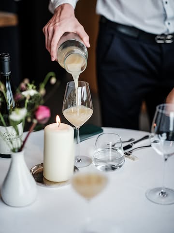Ook voor onze non-alcoholische pairing gaat evenveel aandacht en vakmanschap naar elk glas als naar onze wijnselectie.

Sommelier @loewievanslembrouck ontwikkelt al zijn creaties zelf, op basis van groenten, fruit, kruiden en thee. Met sappen, infusies en andere extractietechnieken bouwt hij dranken op die dezelfde diepgang en gelaagdheid brengen als een wijnpairing.

Eén van zijn nieuwste creaties is een helder tomatenwater met basilicum en een subtiele toets azijn. Fris, aromatisch en met voldoende spanning en intensiteit om naadloos aan te sluiten bij de gerechten.

Een pairing die bewijst dat complexiteit niet van alcohol afhangt, maar van vakmanschap.

_____________________

Our non-alcoholic pairing is never an afterthought. It is developed with the same precision, curiosity and attention as the wine selection.

Our sommelier, Loewie, creates each pairing from scratch using fruits, vegetables, herbs and teas, carefully extracting flavour through juices, infusions and fermentation.

One of the latest creations is a clear tomato water, layered with basil and a touch of vinegar. Fresh and aromatic, with enough depth and tension to match the intensity of the dishes without ever overpowering them.

A pairing that proves complexity doesn’t depend on alcohol—only on craftsmanship.

#Willemhiele
#MichelinStar
#Worlds50best