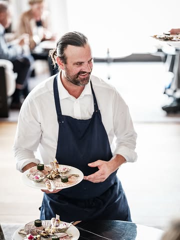 De zon laat zich weer zien, en dat maakt dit het perfecte moment om de Polders op hun mooist te beleven.

Lange lunches die moeiteloos overgaan in de namiddag, diners in het zachte avondlicht en een menu dat helemaal in het teken staat van het seizoen.

Voor deze week hebben we nog enkele last-minute tafels beschikbaar.

Reserveer snel, voor ze weg zijn ❤️

_____________________

Sunny days are here, and there’s no better time to experience the Polders at their most beautiful.

Long lunches that stretch into the afternoon, dinners as the light slowly fades, and a menu that celebrates the season.

We still have a few last-minute tables available this week.

Book yours before they’re gone ❤️

#Willemhiele
#MichelinStar
#Worlds50best