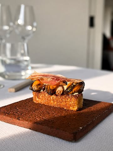 Een nieuw gerecht op ons zomermenu.

Een ode aan het seizoen, opgebouwd rond producten uit de nord zee en de herkenbare signatuur van Willem.

Kom het zelf ontdekken — beter moment dan nu is er niet.

Reserveer via onze website of link in bio ❤️

_________________________

A new dish has joined our summer menu.

A taste of the season, shaped by the products of the North Sea and Willem’s signature approach.

Come and discover it for yourself — there’s no better time than now.

Reservations via our website or link in bio ❤️

#Willemhiele
#MichelinStar
#Worlds50best