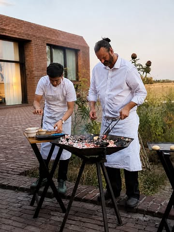 Heb je onze Kannibaaltjes al geproefd?

Dunne wafeltjes, gebakken boven houtskool en afgewerkt met boter en suiker — precies zoals Willems grootmoeder ze vroeger maakte.

Ze brengen een jeugdherinnering terug: namiddagen met de familie, warme wafeltjes op tafel en vol enthousiasme elke koers van Eddy Merckx volgen, de legendarische “Kannibaal” aan wie dit dessert zijn naam dankt.

Het vuur geeft de wafeltjes een subtiele rooksmaak, de boter smelt langzaam in het warme deeg en de suiker nestelt zich in de krokante randjes.

Een eenvoudig dessert, gedragen door herinneringen, traditie en de onmiskenbare smaak van de kindertijd.

_________________________

Have you tried our Kannibaaltjes?

Thin waffles cooked over charcoal, finished with butter and sugar — exactly as Willem’s grandmother used to make them.

They carry a memory from childhood: afternoons spent with family, eating warm waffles while following every race of Eddy Merckx, the legendary “Cannibal” who gave the dessert its name.

The fire adds a gentle smokiness, the butter melts into the warm waffle, the sugar catches in every crisp edge.

A simple dessert, built on memory, tradition and the unmistakable taste of childhood.

#Willemhiele
#MichelinStar
#Worlds50best