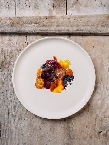 Dit najaar nodigen wij u uit voor onze Terroir Middagen, iedere vrijdag-, zaterdag- en zondagmiddag van september tot december.

Met Menu De Spoelakker volgen we het ritme van de seizoenen en de velden rondom ons. Lokale producenten en hun oogst vormen het vertrekpunt voor elk gerecht, waardoor een directe verbinding ontstaat tussen het landschap buiten en wat op uw bord verschijnt.

In september staat de biodynamische oogst van De Blauwe Spie centraal in een verfijnd vegetarisch menu. Wanneer in oktober het wildseizoen opent, verschuift de focus naar wild uit ethisch verantwoorde jacht, dat we volledig van ‘neus tot staart’ verwerken.

Menu De Spoelakker · €150 per persoon
Reservaties zijn nu geopend.

_________________________

This autumn, we invite you to join us for our Terroir Lunches, every Friday, Saturday and Sunday lunchtime from September through December.

With Menu De Spoelakker, we follow the rhythm of the seasons and the fields surrounding us. Local producers and their harvests provide the starting point for each dish, creating a direct connection between the landscape outside and what arrives on your plate.

In September, the biodynamic harvest of De Blauwe Spie takes centre stage in a refined vegetarian menu. When the game season opens in October, the focus shifts to responsibly hunted wild game, which we use in its entirety through a nose-to-tail approach.

Menu De Spoelakker · €150 per person
Reservations are now open.

#Willemhiele
#MichelinStar
#Worlds50best
