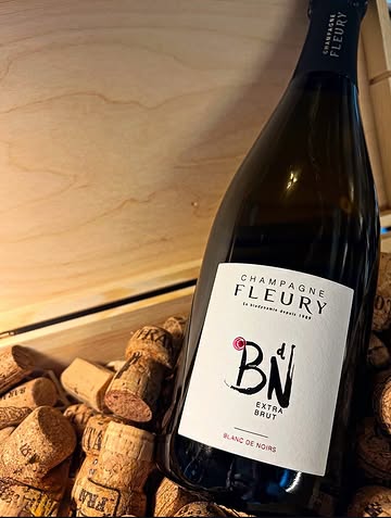 21 oktober - Champagne Fleury x Willem Hiele. 🥂

Een uitzonderlijk diner met een speciaal gecreëerd menu en exclusieve millésimes van @champagne_fleury die voor het eerst in België worden gelanceerd.

Champagne Fleury is pionier in biodynamische Champagne en staat bekend om energieke, vineuze champagnes met Pinot Noir in de hoofdrol. Het familiale domein uit Courteron wordt vandaag geleid door de vierde generatie.

Verwacht een avond waarin gastronomie en Champagne elkaar op het hoogste niveau ontmoeten. Een unieke gelegenheid om enkele bijzondere cuvées als eerste in België te ontdekken.

Beperkt aantal plaatsen — reserveer nu uw tafel.

_________________________

21 October - Champagne Fleury x Willem Hiele. 🥂

An exceptional dinner featuring a specially created menu and exclusive vintages from @champagne_fleury being launched in Belgium for the very first time.

A pioneer of biodynamic Champagne, Champagne Fleury is renowned for its energetic, vinous cuvées, with Pinot Noir taking centre stage. The family estate in Courteron is now run by its fourth generation.

Expect an evening where gastronomy and Champagne meet at the highest level—and a unique opportunity to be among the first in Belgium to discover these exceptional cuvées.

Limited availability — reserve your table now

#Willemhiele
#MichelinStar
#Worlds50best