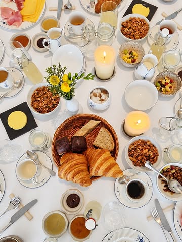 Zondagen zijn gemaakt voor lange ontbijten—maar niet alleen.

Met onze Midweek Escape gaat uw diner op donderdag nog lang na de laatste gang verder. Blijf overnachten, neem rustig de tijd en word op vrijdagochtend wakker met een uitgebreid terroirontbijt.

Want sommige diners verdienen een trager einde.

_________________________

Sundays are made for long breakfasts—but not only.

With our Midweek Escape, your Thursday dinner continues well beyond the final course. Stay overnight, take your time, and wake up to a generous terroir breakfast on Friday morning.

Because some dinners deserve a slower ending.

#Willemhiele
#MichelinStar
#Worlds50best