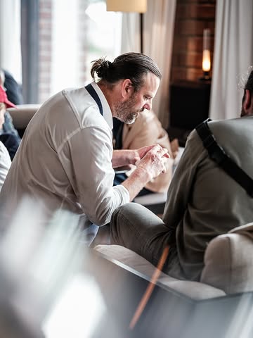 Een passie voor lekker eten, voor delen en voor mensen samenbrengen rond de tafel. Dat is wat ons elke service drijft, van de keuken tot in de zaal.

📸: @pieterdhoop

_________________________

A passion for good food, for sharing and for bringing people together around the table. It’s what drives us at every service, from the kitchen to the dining room.

#Willemhiele
#MichelinStar
#Worlds50best