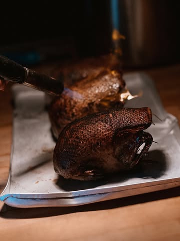 Oktober brengt het wildseizoen aan onze tafel. 🍂

Van oktober tot december staat wild centraal in onze keuken. We werken samen met jagers die verantwoord jagen en ons respect voor de dieren en hun leefomgeving delen.

Van neus tot staart benutten we elk dier zo volledig mogelijk, met aandacht voor elk stuk en zo weinig mogelijk verspilling. Verwacht verfijnde gerechten waarin de rijke smaken en het eigen karakter van wild tot hun recht komen, met het seizoen als leidraad.

Vanaf dit weekend staat wilde eend op het menu. Ben jij bij de eersten om ons nieuwe gerecht te proeven?

_________________________

October brings game season to our table. 🍂

From October to December, our kitchen turns its attention to wild game, working with ethical hunters who share our respect for the animals and their environment.

Our nose-to-tail approach means making the most of each animal, giving every cut careful consideration and keeping waste to a minimum. Expect refined dishes that explore the depth and character of game, with the season guiding what reaches your plate.

As from this week end, wild duck is on the menu. Will you be amongst the first to try our new dish ?

#Willemhiele
#MichelinStar
#Worlds50best