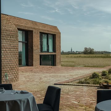 Wie hier aankomt, laat de wereld even achter zich.

Aan het einde van de lange oprijlaan, midden in de polders, staat het brutalistische gebouw van architect Jacques Moeschal. Ruw en monumentaal, maar volledig verbonden met het landschap eromheen.

Je rijdt ernaartoe, laat de drukte achter je en ontdekt langzaam: het gebouw, het licht, het vuur, de tafel.

Geen klassiek restaurantdecor, maar een wereld op zichzelf.
________________________

Some places make you forget the world outside
At the end of a long driveway, in the middle of the polders, stands the brutalist building by architect Jacques Moeschal. Raw and monumental, yet completely connected to the landscape around it.

You make your way there, leave the bustle behind and slowly discover it all: the building, the light, the fire, the table.

Not a classic restaurant setting, but a world of its own.

#willemhiele
#michelinstar
#worlds50best
#finedining