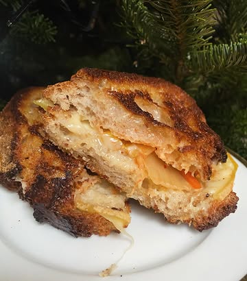 For me this hits all the spots. Crunchy, savoury, fermented and a little heat. Plus gooey cheese. Kimchi Croque monsieur. Specially with pas de rouge @hethinkelspel and @morgen.bakkerij bread. Once you try it. You will not want to go back.