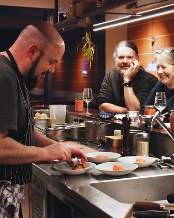 Duik in de wereld van miso! Tijdens onze workshop met Kyle Boland van @bolandferments maak je je eigen miso en leer je hoe je er heerlijke gerechten mee bereidt. Zelf maken, proeven en ontdekken, dat wordt bijzonder. Schrijf je snel in via de link in bio.
