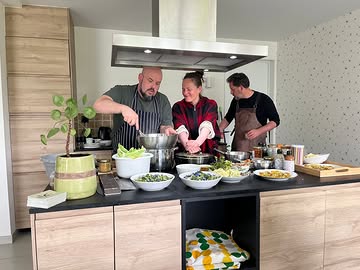 De Boerentour van 18 mei was een mooie succeseditie 🌱
Met dubbel zoveel inschrijvingen als de eerste keer merkten we opnieuw hoeveel interesse er leeft rond lokale landbouw en pure producten. Hoewel niet iedereen aanwezig kon zijn, hield dat ons niet tegen om er samen een prachtige dag van te maken.

Samen met geëngageerde restaurants en gepassioneerde boeren kookten en proefden we van verse lokale groenten, recht van het veld naar het bord 🍽️

Van begin tot einde zat de dag vol smaak en inspiratie:
✨ heerlijke lunch voorzien door Kyle en Leentje
✨ proevertjes van Monsieur Boudain
✨ ontdekking van het voedselbos van Pomona Puur Natuur
✨ rondleiding door Mark Temmermans
✨ en een eerste bezoek aan Jürgen van asperge- en witloofboerderij De Polkenhoeve

Dankbaar voor alle mensen die erbij waren en mee bouwen aan een eerlijker en lokaler voedselsysteem 💚

#Boerentour #LokaalEten #FarmToTable #DePolkenhoeve #PomonaPuurNatuur Helder LokaleBoeren Culinair VerseGroenten