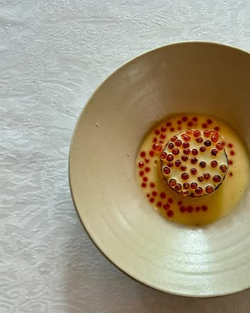Dès votre arrivée, nous vous invitons à suspendre le temps pour laisser place au plaisir et à l’émotion.

Chacun de nos menus débute par cinq créations qui ouvrent votre dégustation. Le Chef préfère ne pas les appeler « amuses-bouches » : chacune d’elles est pensée avec la même exigence et la même précision qu’un véritable plat, faisant pleinement partie du voyage culinaire.

Ici, chaque assiette raconte une histoire, chaque geste a sa raison d’être, chaque détail est à sa place. Notre seule ambition est de vous offrir un moment hors du temps, où le bonheur se savoure autant qu’il se partage.