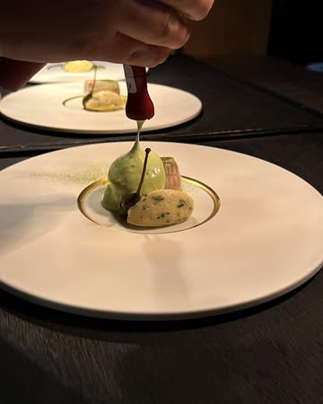 Sole cuite à basse température, accompagnée d’une purée de pommes de terre au cerfeuil, d’un espuma au persil et de câpres soufflées pour une touche fraîche, végétale et iodée. #guidemichelin #starrestaurant #michelinstar #gaultetmillau #food #work #liege