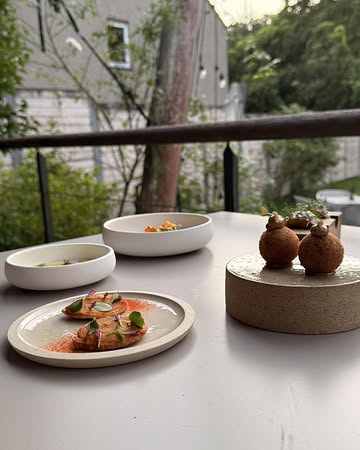 ✨ Suite à une modification de date, quelques disponibilités se sont libérées pour ce vendredi soir !

🍽️ Nous disposons de :
• 2 tables de 4 personnes
• ou 4 tables de 2 personnes

Une belle occasion de venir partager un moment gourmand autour de notre table étoilée 🌟

Au plaisir de vous retrouver ce vendredi soir ! ✨