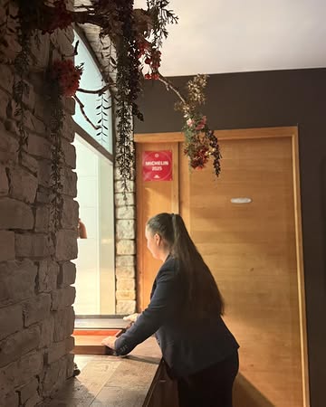 Nous serions ravis de vous retrouver cette semaine autour de notre table.

À midi, découvrez notre menu en 3 services et nos autres propositions.

Le soir, laissez-vous guider par nos menus, imaginés avec finesse et créativité pour une expérience gastronomique.

Au plaisir de vous accueillir. ✨
:: #michelinstar⭐️ #gastronomie #durable #michelinguide #ɢᴀᴜʟᴛᴇᴛᴍɪʟʟᴀᴜ #localfood #ambiance #youngmaster #restaurantliege