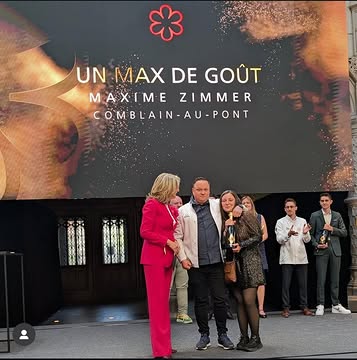 🥂 8 ans déjà…

Il y a 8 ans, nous avons ouvert les portes de notre restaurant avec des rêves, de l’envie et surtout beaucoup de passion.

Depuis, le chemin n’a pas toujours été facile…
Nous avons connu les eaux, le Covid, des travaux interminables, des moments de doute et des périodes où il a fallu s’accrocher encore plus fort.

Mais nous avons tenu bon.
Nous avons continué à travailler, à apprendre, à nous remettre en question et surtout à vous accueillir avec la même envie de vous faire passer un bon moment.

Et aujourd’hui, après toutes ces épreuves, nous avons la chance et l’immense fierté d’avoir obtenu une étoile au @michelinguide ⭐️, ainsi qu’un magnifique 15/20 au @gaultmillaubelgium .

Ces distinctions sont évidemment une grande reconnaissance pour toute notre équipe, mais elles ont une saveur particulière parce qu’elles sont aussi le fruit de 8 années partagées avec vous.

Alors aujourd’hui, nous voulons simplement vous dire MERCI.

Merci à celles et ceux qui sont venus une fois, à ceux qui reviennent régulièrement, à ceux qui nous recommandent, qui parlent de nous, qui nous encouragent et qui nous font confiance.

Merci pour vos sourires, vos compliments, vos critiques qui nous permettent d’avancer, et pour tous ces moments que vous nous permettez de vivre.

Sans vous, cette histoire n’aurait jamais été possible. ❤️

8 ans de passion, de travail, de hauts et de bas…
Et surtout, 8 ans d’une belle aventure humaine.

Alors levons nos verres 🥂
À ces 8 premières années… et à toutes celles qui restent encore à écrire !

Au plaisir de vous revoir à table!

Merci du fond du cœur. ❤️

Erika, Max , Louis et Arthur et toute l’équipe