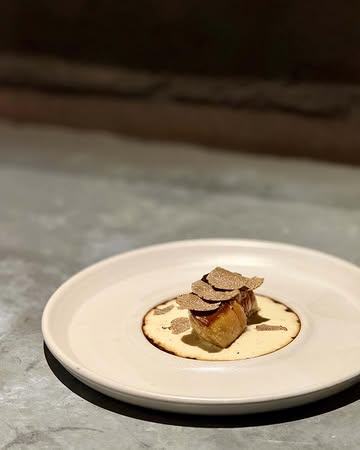 Foie gras poêlé, truffe & pomme de terre

Un foie gras poêlé juste comme il faut, accompagné d’une pomme de terre fondante et de truffe. Une association simple et gourmande, où la douceur du foie gras se mêle aux arômes délicats de la truffe.

Une entrée que l’on adore 🥰

Au plaisir de vous recevoir.

Erika, Max et toute l’équipe.