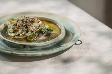 Zeeland oysters in a kohlrabi taco, with different seaweed varieties, pickled pear and a fennel seed furikake…
@oesterij
