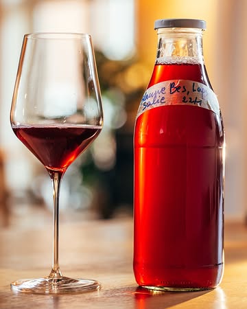 We use the most addictive blueberry juice from @bogaertsheide to brew an even more addictive juice with sage and lapsang suchong kombucha…Exclusively made for our juice loving guests!