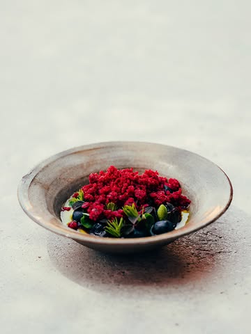 The best blueberries from @bogaertsheide, together with amazing blackberries & fresh chamomile from @plukhof, finished with Douglas fir and sorrel…