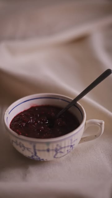 De ‘beats of love’ - onze chutney op basis van rode biet, framboos en balsamico - is zoetzuur, aards en fruitig tegelijk en past perfect op onze kaasplank of bij de ‘bois gras’. 🫜

Le ‘beats of love’ - notre chutney à base de betterave, de framboise et de vinaigre balsamique - est à la fois aigre-doux, terreux et fruité, et se marie parfaitement avec notre plateau de fromages ou avec le ‘bois gras’. 🫜