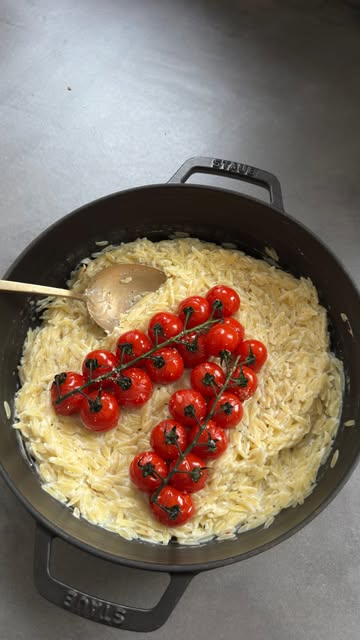 Zoek je inspiratie voor het gebruik van onze plantaardige kazen? Dan zit je goed met dit romige plantaardige orzo recept met onze Glorious Greek kaas.
Bewaar het recept, probeer het uit en laat ons weten hoe het bevallen is!

Recept voor 2 personen
-	300 g cherrytomaten
-	Olijfolie
-	Peper
-	Zout
-	200 g orzo
-	1 Glorious Greek kaas 95 g (verkrijgbaar in onze webshop of bij onze verkooppunten)


Besprenkel de cherrytomaten met wat olijfolie, zout en peper en rooster ze 10 minuten in de oven op 200 °C.
Kook de orzo al dente in gezouten water gedurende ongeveer 8 minuten. Giet af en meng de Glorious Greek kaas erdoor.
Garneer met de geroosterde tomaten en serveer direct.