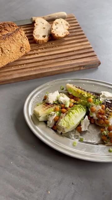 Het zonnetje is terug! Dit recept voor gegrilde Romeinse slaharten met gebakken kikkererwten en onze ‘Leeky Lemon’ is perfect als frisse salade of als bijgerechtje voor jouw BBQ dit weekend 🌞🥬🍋’

Recept voor 2 personen
-	3 el olijfolie
-	1 tl gerookte paprika
-	1 tl zeezout
-	1 knoflookteen, geraspt
-	1 blik kikkererwten, gespoeld
-	3 Romeinse slaharten
-	1 Leeky Lemon 95 g
-	Sap van ½ citroen
-	1 pijpajuin, versnipperd
-	Zuurdesembrood (optioneel)

Mix de olijfolie met de gerookte parika, het zeezout en de knoflook. Verdeel dit mengsel over de kikkererwten en bak het geheel 20 minuten in de oven op 200 °C.
Verwijder de buitense bladeren van de Romeinse slaharten en snij ze in twee. Gril ze in een - met olijfolie ingesmeerde - grillpan of op de BBQ, tot ze mooi verkleurd zijn.
Verdeel ze over een serveerschotel en dresseer met de ‘Leeky Lemon’, een drizzle olijfolie, citroensap en de versnipperde pijpajuin. Werk eventueel af met nog wat extra zeezout.
Serveer als bijgerecht of met een verse snede zuurdesembrood.

#bbq #plantbasedcheese #recipe