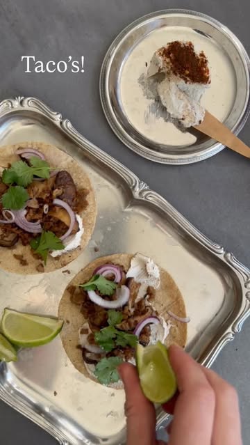 Nog geen idee wat te eten vanavond? Deze heerlijke taco’s staan op 15 minuten op tafel!

Recept voor 2 personen
- Maïs tortilla’s
- olijfolie
- 250g shiitake
- 200g seitangehakt
- 2 el sojasaus
- 1 Harissa Hero 95 g (verkrijgbaar in onze webshop of bij onze verkooppunten)
- ½ rode ui, in fijne reepjes
- 1 limoen
- koriander

Snij de shiitake in reepjes en bak ze in olijfolie. Voeg het seitangehakt toe en stoof het geheel enkele minuten. Blus met de sojasaus.
Verwarm een pan tot hij gloeiend heet is en verwarm de tortilla’s aan beide zijden tot ze bruin kleuren.
Vul de taco’s met een schep Harissa Hero en het shiitake mengsel. Werk de taco’s af met de rode ui, koriander (optioneel) besprenkel ze met vers limoensap.

#taco #plantbasedcheese #recipe