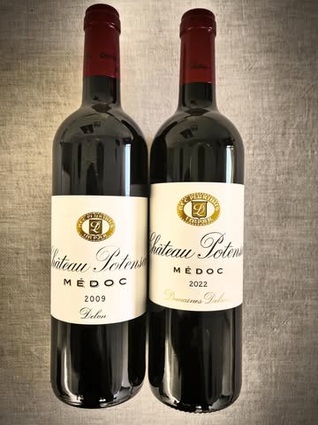 In 2005 begon ik in het weekend te werken in een restaurant. Op de wijnkaart stonden vooral klassieke Bordeaux wijnen. Eén daarvan is me altijd bijgebleven: Château Potensac 1990.

Die wijn heeft, zonder dat ik het toen besefte, mijn interesse in wijn en andere dranken aangewakkerd. Door te proeven, te verkopen en erover te praten, groeide mijn passie…en uiteindelijk ook de keuze voor het werk dat ik vandaag doe.

Na bijna 11 jaar Jacqueline staat Château Potensac op onze wijnkaart. Dit keer met jaargang 2009 en 2022.

Waarom nu? Geen idee. Misschien omdat ik 40 nader…wie zal het zeggen.