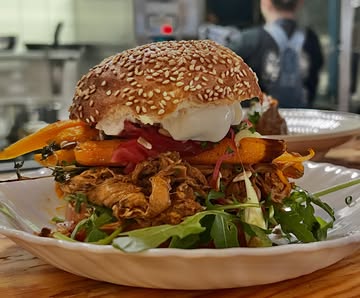 🍔 Pulled pork Burger van @duroc_de_riegel op een sesambun van bakkerij @korst.leuven , jonge wortel, crème d’Isigny, pittig gepekelde spitskool

👨‍🌾 Lokaal en lekker.
👨🏻‍🍳 De keuken van chef David