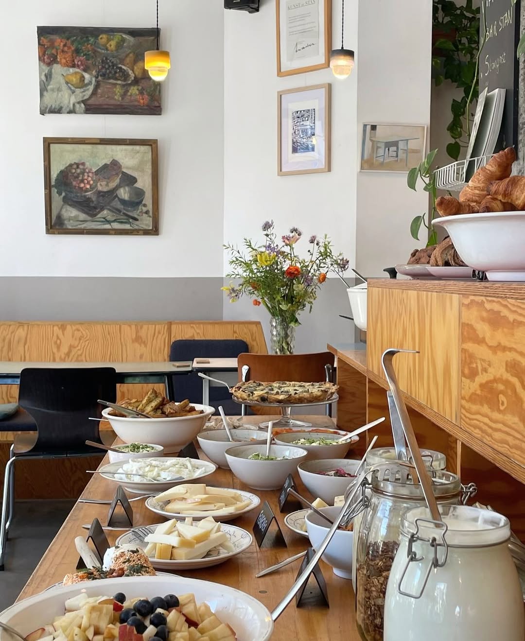 🔥 BRUNCH: vrije tafeltjes! (Flink wat annulaties 🤷)
- shift 1 10u
- shift 2 12u45

🍇 Voetjes onder tafel en genieten van een kraakvers Stan-buffet á volonté…

📞 bel ons op 016889083

❤️ Mooie zondag!