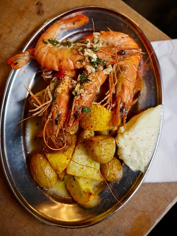 À la carte en ce moment :

Gambas flambées au pastis, pdt grenaille et courgettes rôties. MIDI & SOIR 🦐