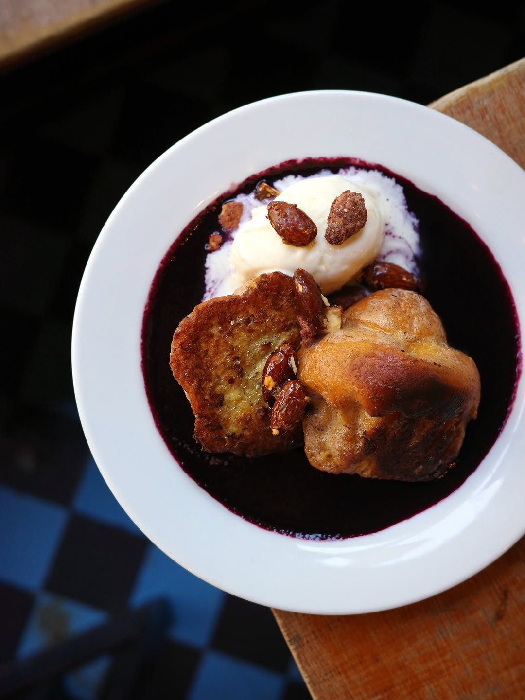 La brioche perdue avec le petit coulis de myrtille, la boule de glace vanille maison et les chouchous bien caramélisés, c’est le nouveau dessert du moment 🍞🫐🍨